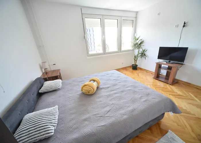 Centar Lux * Πίροτ